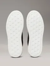 Zapatillas Calvin Klein de estilo urbano con capellada de nailon ripstop reciclado en color negro. Presenta diseño chunky con suela gruesa de TPR en color blanco, cordones técnicos y monograma CK distintivo en el lateral y la lengüeta.