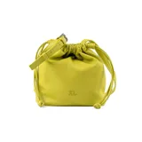 Cartera tipo morral y bandolera verde lima de símil cuero graneado, con diseño tipo saco fruncido con cordones ajustables y correa regulable.