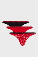Pack de tres tangas Diesel modelo Stars-Utlt-3Pack, confeccionadas en algodón elástico. Incluye una tanga negra, una roja lisa y una roja con estampado de bastones de caramelo, todas con cintura elástica con el logo de la marca.