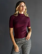 Buzo Philosophy de tejido acanalado color borgoña, con cuello alto y mangas cortas.