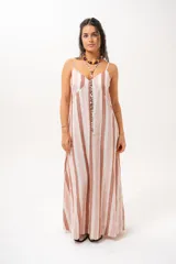 Vestido largo a rayas verticales en tonos rosados, marrones y blancos, con tirantes finos y escote en V.