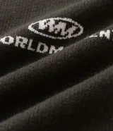 Suéter de punto con diseño a rayas verticales en bloques de color verde oscuro y gris claro. Presenta cuello polo, manga larga con puños ajustados y bordado con lettering Worldmoment en el pecho.
