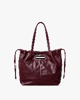 Cartera tipo tote de cuero color marrón, con diseño fruncido en la parte superior y abertura central para llevar en la mano. Presenta una silueta flexible y espaciosa.