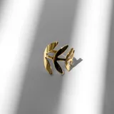 Anillo dorado con forma de ramita creciente, fabricado en acero con acabado en oro de 18k.