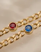 Collar de cadena tipo eslabón con baño de oro, adornado con pequeñas circonias de colores engastadas a lo largo de toda la pieza.