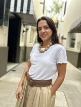 Collar corto compuesto por esferas de resina en tono beige, con cierre de mosquetón y cadena de ajuste.