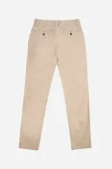 Pantalón chino color beige, de corte slim, con bolsillos laterales y traseros. Se ajusta a la cintura con cinturón de cuero marrón.