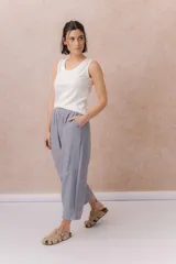 Pantalón de lino liviano color gris, con calce amplio, relajado, pierna ancha y caída fluida. Cuenta con cintura elástica y bolsillos laterales.