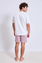 Short de baño de color rosado con diseño liso y corte clásico, ideal para la playa o la pileta.