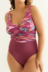 Malla entera color borgoña con estampado abstracto en tonos magenta, naranja, celeste y blanco. Diseño drapeado en la zona abdominal y con buen sostén y cobertura de busto.