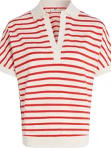 Chomba de piqué de algodón elástico a rayas horizontales rojas y blancas, con cuello tipo polo y escote en V.