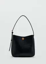 Bolso de hombro negro de tamaño medio, confeccionado en material sintético con textura granulada. Cuenta con asa ajustable, cierre de botón a presión decorado con detalle metálico dorado y bolsillo interior con cremallera.