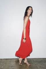 Vestido largo rojo de viscosa y lyocell, con escote pico y tirantes finos cruzados en la espalda.