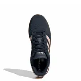 Championes urbanos Adidas modelo Breaknet Sleek, color azul marino con las tres tiras laterales en tono rosado y suela de goma color marrón.