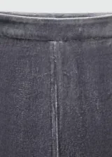 Pantalón de tiro alto con diseño recto, confeccionado en tejido de terciopelo con mezcla de seda. Cuenta con cierre de cremallera en la parte posterior.