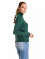 Polera de cuello alto confeccionada en tejido de punto fino, con mangas largas y detalle de tajo en los puños.