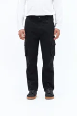 Pantalón cargo color negro con bolsillos laterales amplios, cintura clásica con pasacintos y diseño recto sin puños. Confeccionado en algodón.