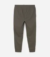 Pantalón deportivo de corte ajustado, confeccionado en tejido de poliéster texturizado color negro. Presenta cintura elástica con cordón de ajuste, bolsillos laterales con cierre y puños elásticos en los tobillos.