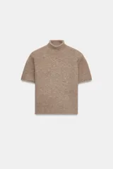 Jersey de punto de tacto suave, color gris jaspeado, con cuello subido y manga corta.