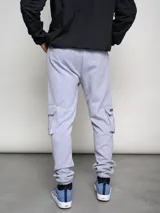 Pantalón cargo gris melange de algodón, poliéster y elastano, con bolsillos laterales tipo parche en las piernas y puños ajustados en los tobillos.