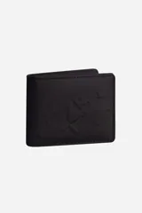 Billetera compacta Mistral de diseño minimalista, color negro, con acabado liso y logo de la marca grabado en relieve en el frente. Cuenta con múltiples compartimentos internos.