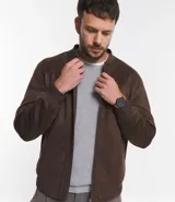 Chaqueta bomber azul marino lisa, con cierre frontal, cuello redondo y bolsillos laterales.