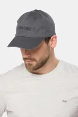 Gorro con visera de lona color gris, con diseño de seis paneles y bordado frontal con la palabra Legacy.