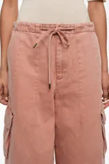 Pantalón cargo de corte wide leg, color rosado lavado, con bolsillos laterales con solapa y cintura elastizada ajustable con cordón.