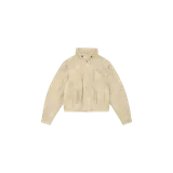 Campera corta de gamuza sintética color beige, con cuello alto, solapa frontal con botones y diseño estructurado.