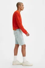 Shorts de denim celestes de tiro medio y calce relajado, con roturas decorativas en el frente y dobladillo.