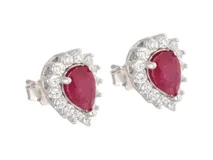 Par de caravanas de plata 925 con diseño de gota y circonia central color rubí.