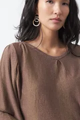 Sweater de tejido de punto con hilo metalizado, color marrón, con cuello redondo y mangas largas abullonadas con puños ajustados.