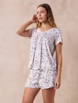 Conjunto de pijama marca René Rofé, compuesto por short y remera de tejido soft estampado. La remera tiene escote redondo con aplique de puntilla y detalle plisado. El short tiene cintura elastizada.