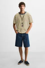 Mocasín casual azul marino de piel serraje con detalle de borlas en el empeine y suela recubierta de yute.