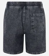 Bermuda de jeans de hombre, color negro con efecto desgastado o acid wash, de corte holgado. Posee cintura elástica con cordón de ajuste y bolsillos laterales.