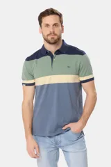 Remera polo de piqué a rayas horizontales en verde, salmón, blanco y azul marino. Tiene cuello clásico, tapeta con dos botones y logo bordado en el pecho.