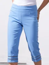 Pantalón capri blanco de gabardina elastizada, marca Ruby Rd. Tiene pretina ancha elastizada, bolsillos simulados en la parte delantera y detalle de puntilla en el ruedo.