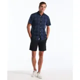 Bermuda de gabardina azul marino con estampado a cuadros, corte recto y bolsillos laterales.