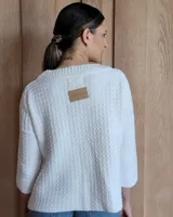 Sweater de punto color verde claro con textura tipo waffle, cuello redondo y mangas 3/4.