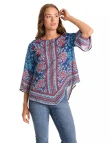 Blusa de gasa con estampado floral y geométrico en tonos azules, rojos y celestes. Presenta cuello a la base, mangas tres cuartos amplias y un corte asimétrico en el ruedo.