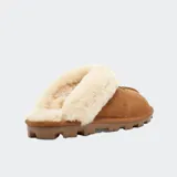Pantufla UGG Coquette color marrón, con capellada de gamuza y forro de piel de oveja.