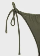 Braga de bikini verde militar, estilo brasileña, con diseño de triángulo, forro interior y cierre de lazos laterales.