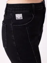 Jean de corte recto con costuras verticales decorativas en el frente, tiro medio y cierre frontal con botón metálico.