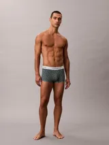 Pack de tres bóxers tipo trunk de talle bajo, confeccionados en mezcla de algodón y elastano. Incluye un modelo liso en color negro, un modelo estampado con monograma en color azul petróleo y un modelo liso en color verde agua. Todos cuentan con la icónica cinturilla elástica con el logo de la marca.