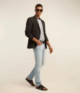 Pantalón de jean para hombre, modelo slim con lavado claro, trabillas en la cintura y bolsillos delanteros y traseros.