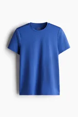 Remera deportiva azul de corte estándar, cuello redondo y mangas cortas. Confeccionada en tejido funcional DryMove™ que ayuda a absorber el sudor.
