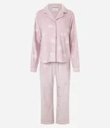 Pijama de dos piezas estilo americano confeccionado en plush suave. Incluye una camisa de manga larga con cuello en V, solapa y cierre frontal con botones, y un pantalón largo de corte recto con cintura elástica y cordón de ajuste. Presenta un estampado de lunares en toda la prenda.
