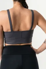 Top deportivo de escote redondo con breteles finos y faja ancha de doble tela. Confeccionado en tejido satinado con tecnología LYCRA® XTRA LIFE™.