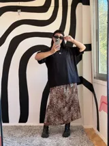 Remerón de algodón negro con logo bordado en color crudo, corte oversize y unisex.