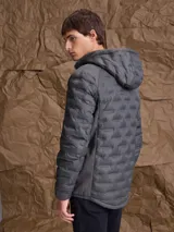 Campera de nylon termosellada con capucha, color azul marino, con cierre frontal y detalles en color naranja en el borde del cierre y costuras de la capucha.